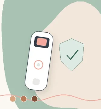 Dispositivo IPL junto a un escudo de seguridad para revisar contraindicaciones