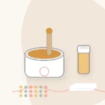 Calentador de cera, roll-on, perlas, espátulas y bandas sobre fondo marfil