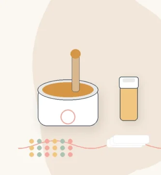 Calentador de cera, roll-on, perlas, espátulas y bandas sobre fondo marfil